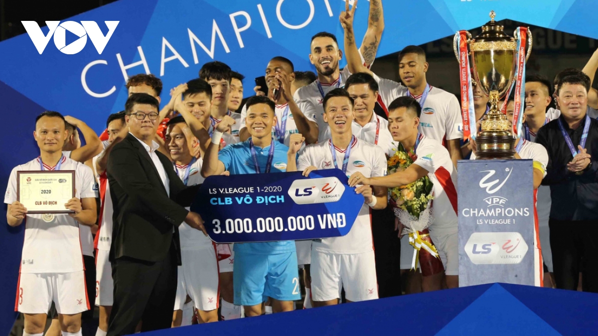 Viettel FC lift V.League 1 trophy for first time